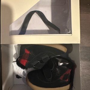 Brand new Boys Uggs boots in black baby sz 2/3 $45